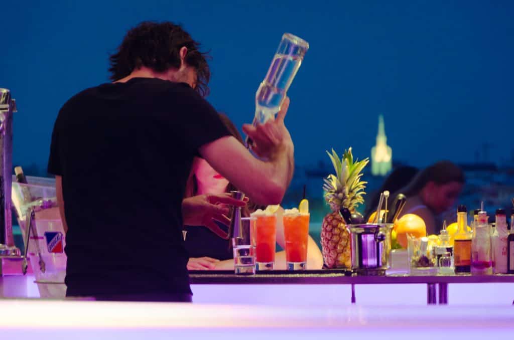 Alles über den Beruf als Barkeeper Um als Barkeeper erfolgreich zu sein braucht man Erfahrung.