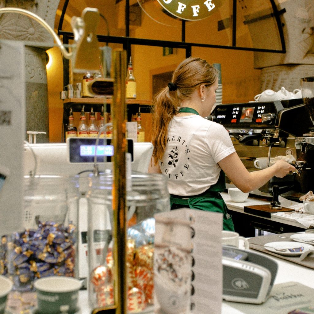 Hotelfachmann und Hotelfachfrau: Ausbildung, Beruf & Karriere Wieviel bekomme ich während der Ausbildung zur Hotelfachfrau/ -mann?